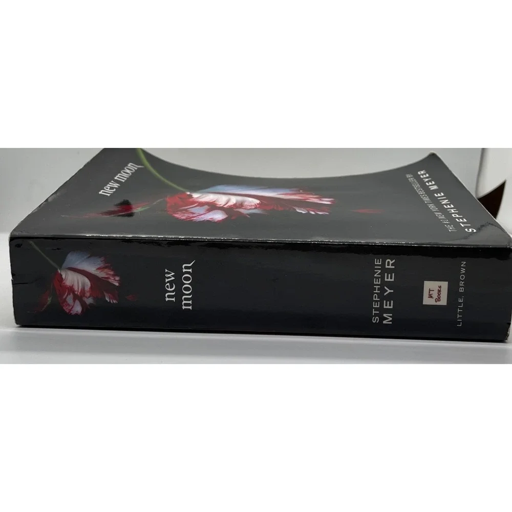 New Moon (Twilight Saga) 2006 First Edition Paperback book Stephenie Meyer
